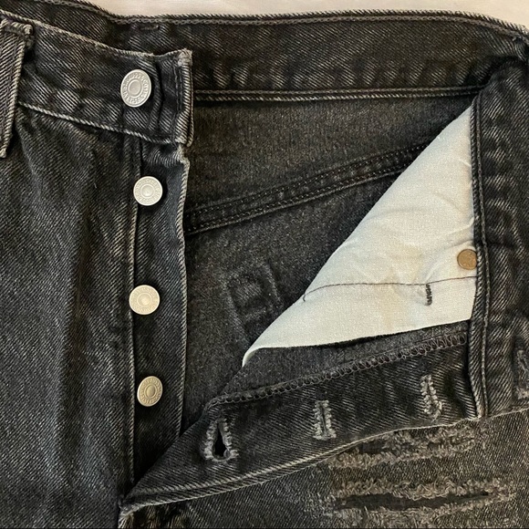 Vintage | Levi’s | Denim Shorts — Size 25/26 - Picture 4 of 12